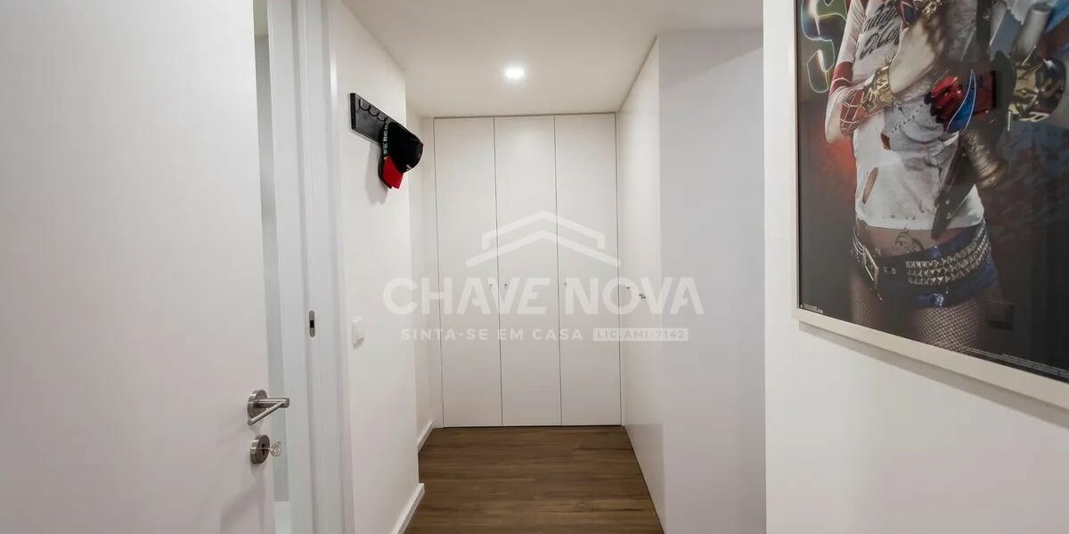Apartamento T2 Santa Marinha Corredor